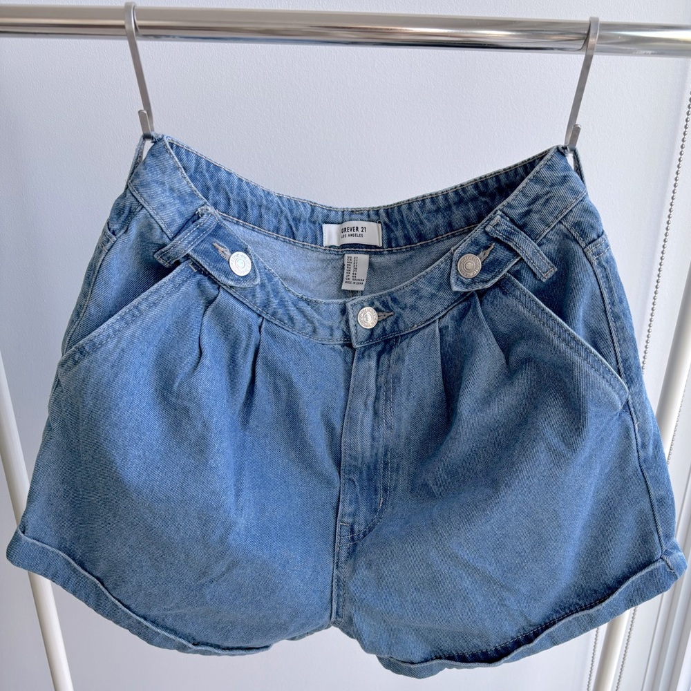 FOREVER 21  |  Cuffed Denim Shorts with Pleat Detail Medium Blue Size 27